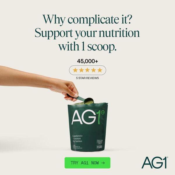 A clean 1:1 square ad for a daily nutrition powder showing a single scoop and social proof.